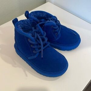 Uggs for toddler ! Size 10. Worn once. Unisex